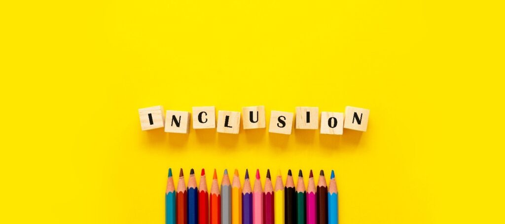 Image du mot Inclusion avec divers cayons de couleurs
